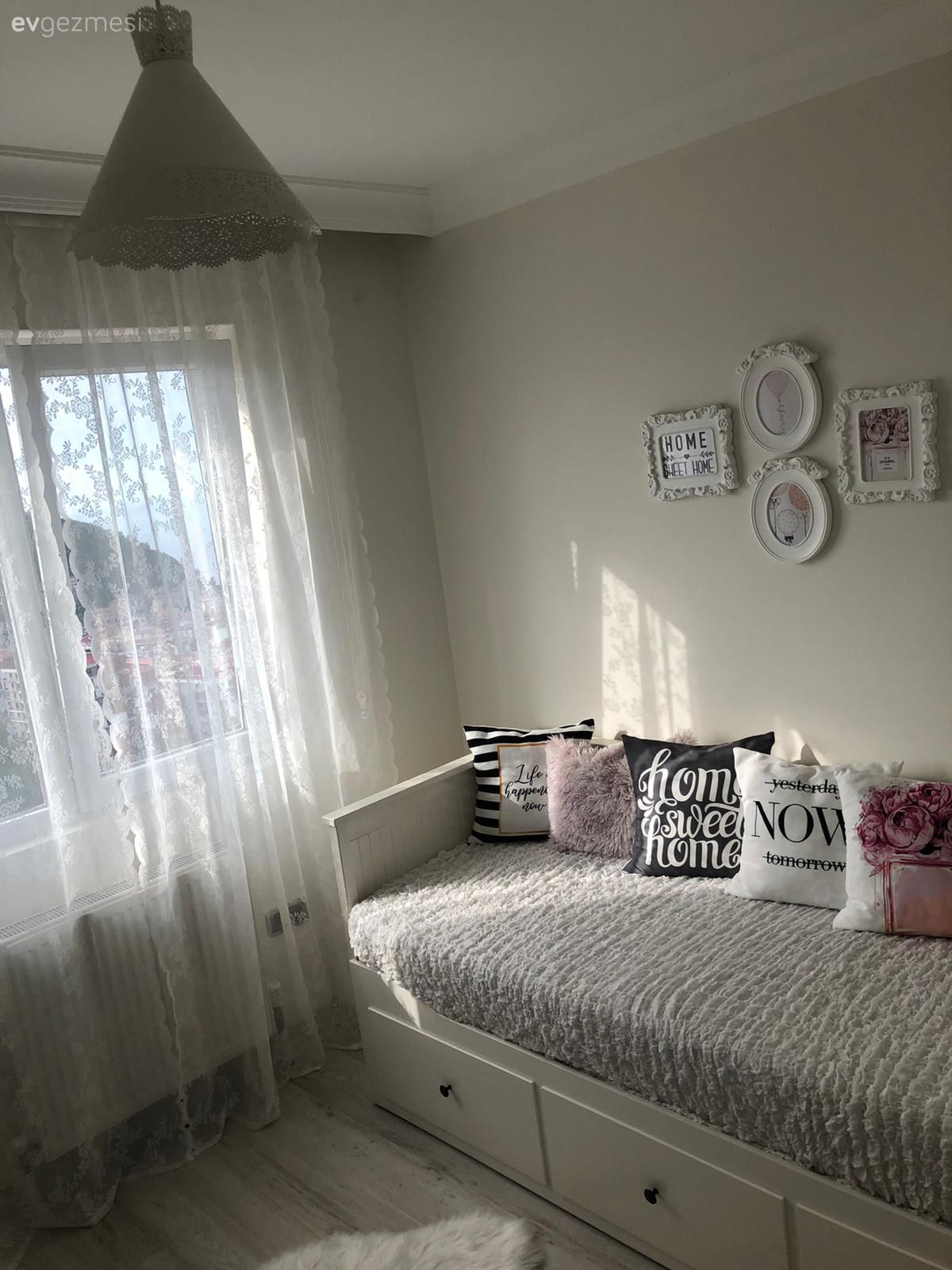 Oturma Odası, Sedir, Kırlent, Ev tekstili, Tül perde, Perde, Duvar dekorasyonu