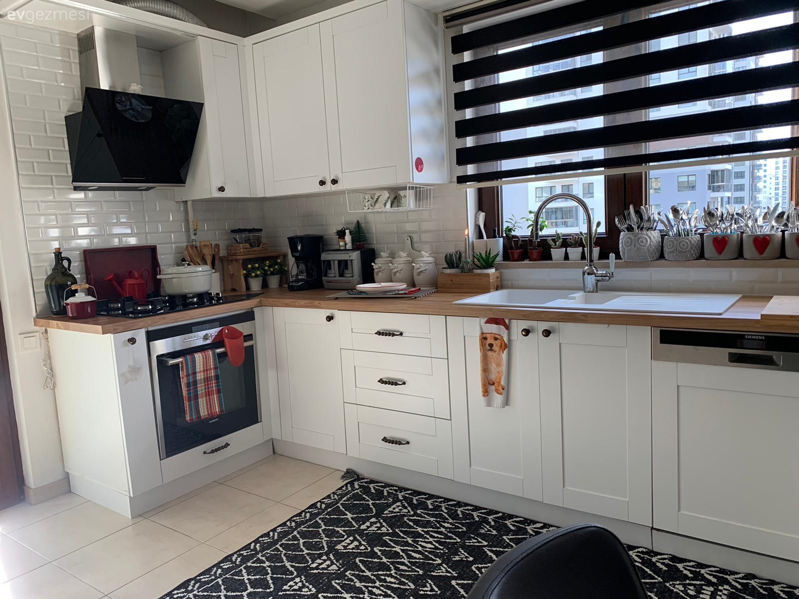 Mutfak, Rustik mutfak, Beyaz ve ahşap mutfak, Ahşap mutfak tezgahı, Mutfak tezgahı, Mutfak tezgah arası, Pencere önü eviye, Eviye , Siyah, Mutfak halısı