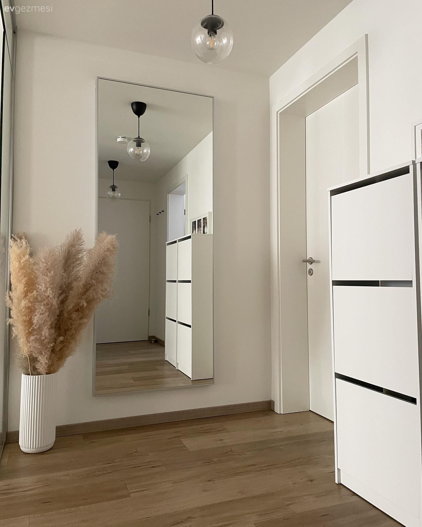 Ev Gezmesi: Minimalist ve Modernin Kesişiminde Bir Dekor