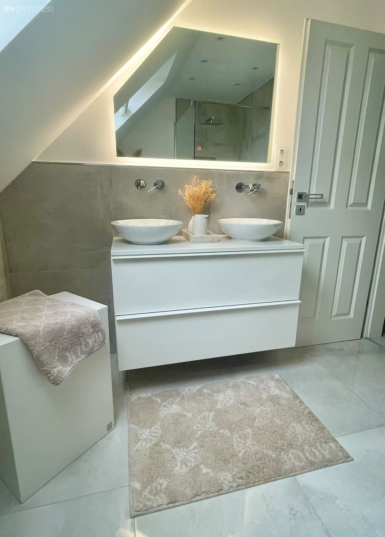 Bu Ferah Evde Açık Renkler Pirinç Yansımalarıyla Desteklenmış!