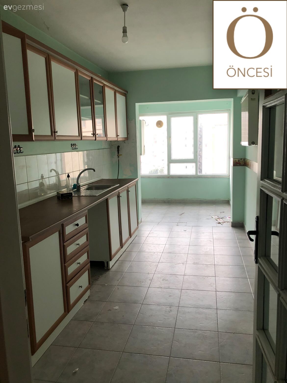 Öncesi&Sonrası: Beyazın Ferahlığı Bu İstanbul Mutfağını da Sarmış!