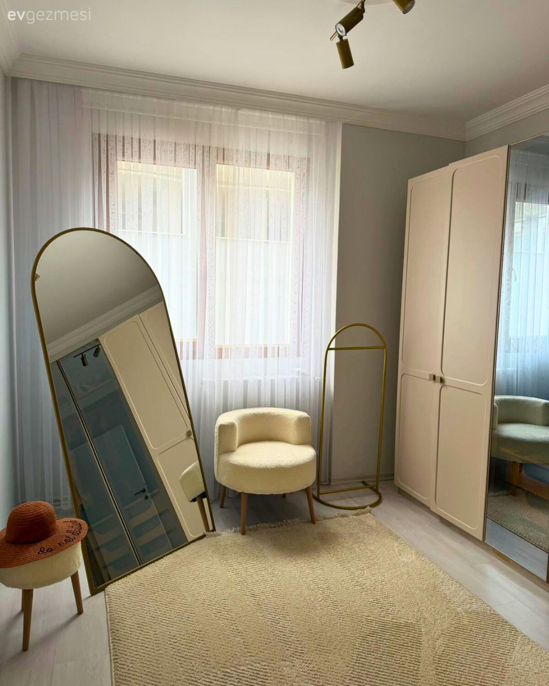 Giyinme odası, Krem, Boy aynası, Ayna, Berjer, Tül perde, Perde, Halı
