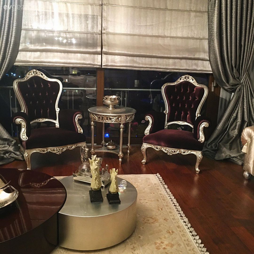 Salon, Bordo, Gümüş, Orta sehpa, Sehpa, Halı, Salon halısı, Berjer, Yan sehpa, Katlamalı perde, Perde, Fon perde, Sehpa üstü aksesuarı, Ev Aksesuar, Dekoratif Objeler