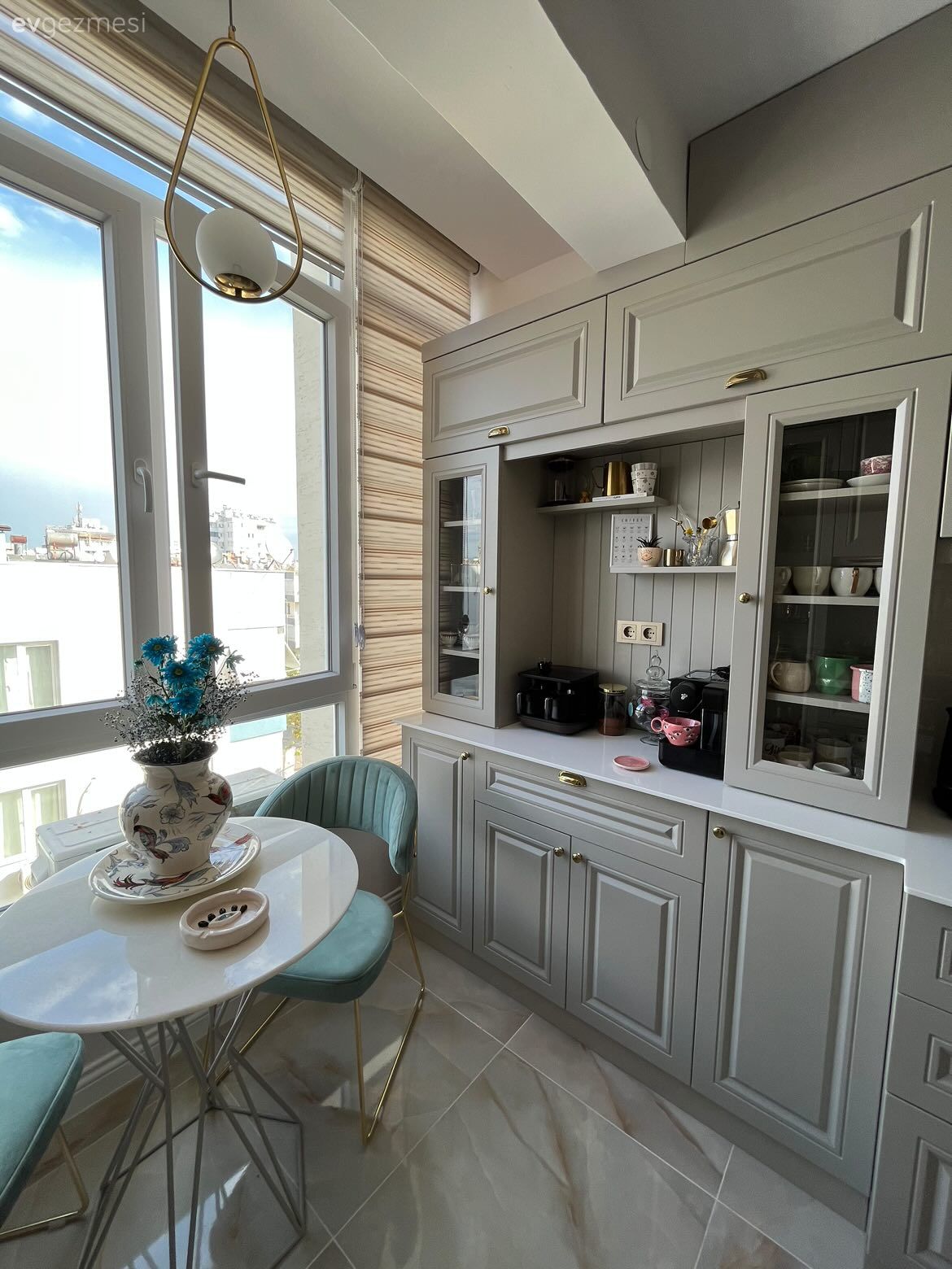 Bu Antalya Evinde Zeminler Nötr, Vurgular Çok Canlı