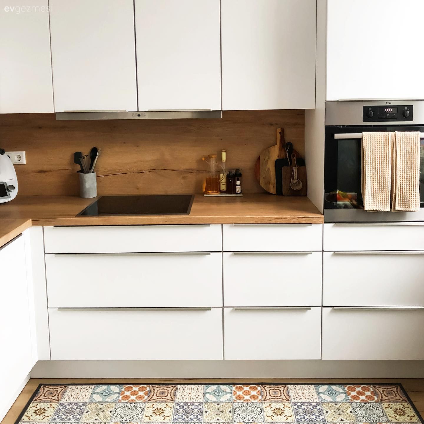 Mutfak, Beyaz ve ahşap mutfak, Mutfak tezgahı, Mutfak tezgah arası, Ahşap mutfak tezgahı, Ankastre, Kulpsuz mutfak dolabı