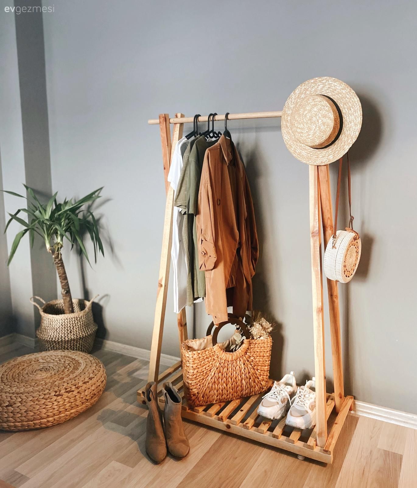 Gri duvar, Ahşap Mobilya, Hasır puf, Saksı, Ev bitkisi