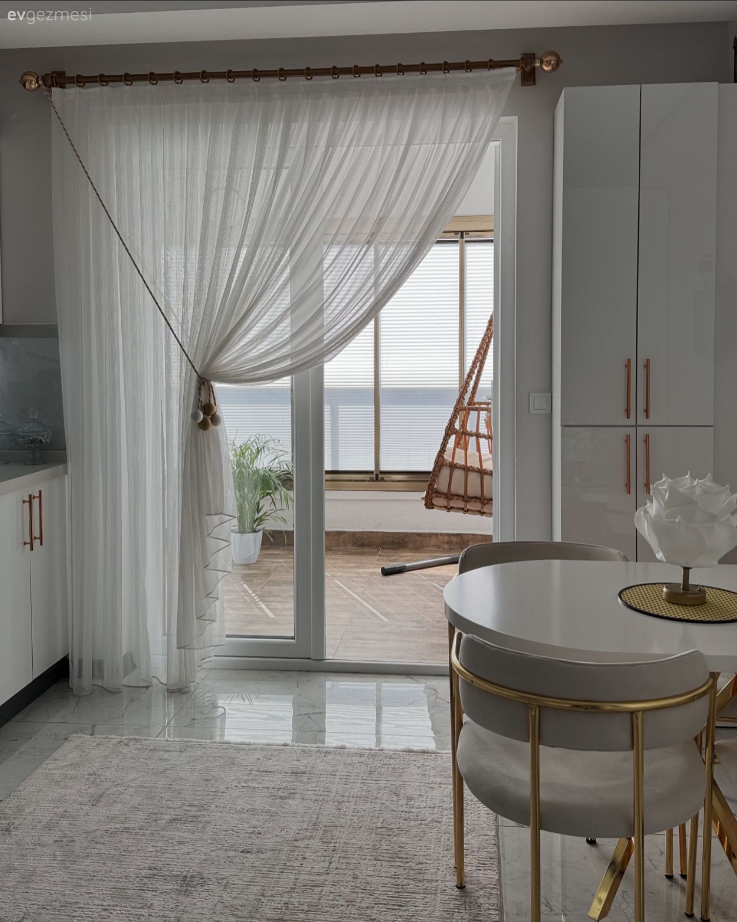 Mutfak, Beyaz, Altın, Mutfak tezgahı, Mutfak tezgah arası, Mutfak aksesuarları, Ekstra mutfak dolabı, Sandalye, Mutfak masası, Mutfak halısı, Mutfak perdesi, Mutfak tülü