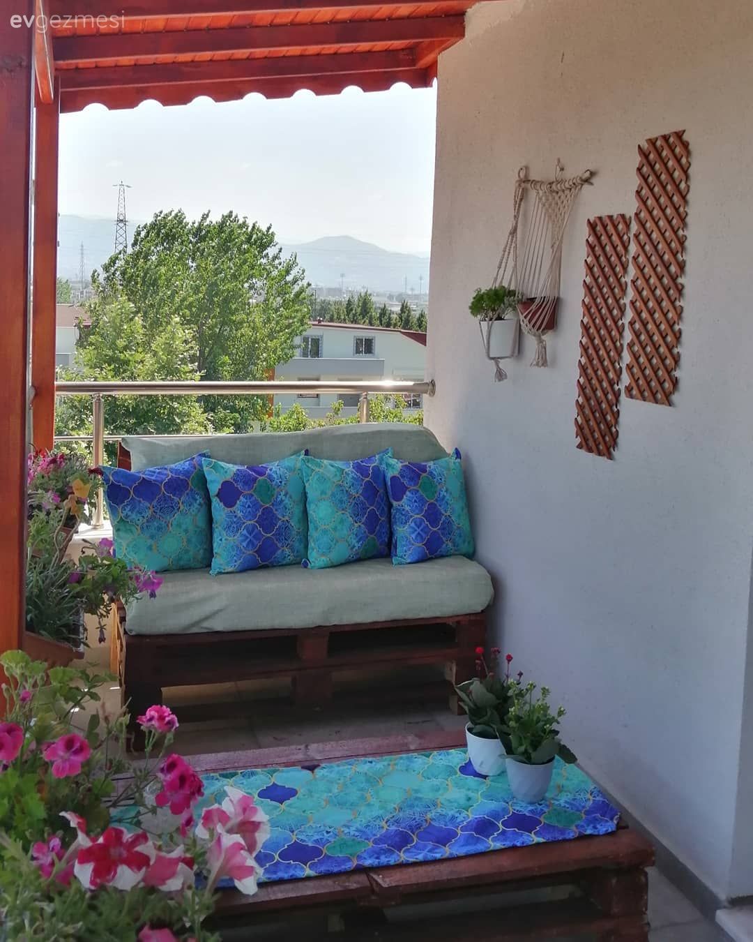 Balkon, Beyaz, Pembe, Çiçekli desen, Desenler, Balkon oturma grubu, Balkon masası, Balkon duvar dekorasyonu, Balkon çiçekleri, Mavi, Yeşil