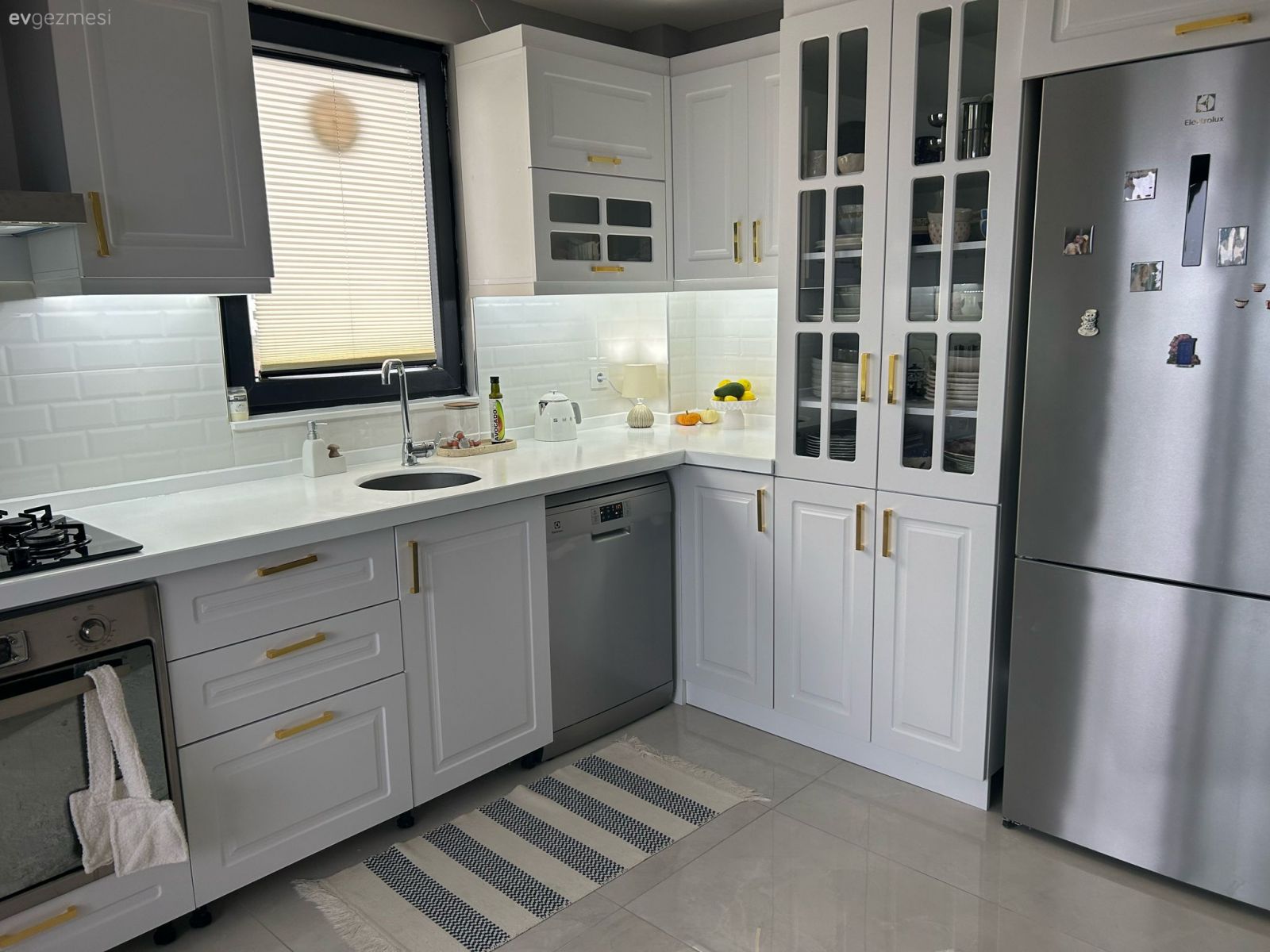 Mutfak, Beyaz, Country, Shaker kapaklı dolaplar, Mutfak tezgahı, Metro seramik, Seramik, Mobilya kulp ve ayakları, Cam kapaklı dolap, Ankastre