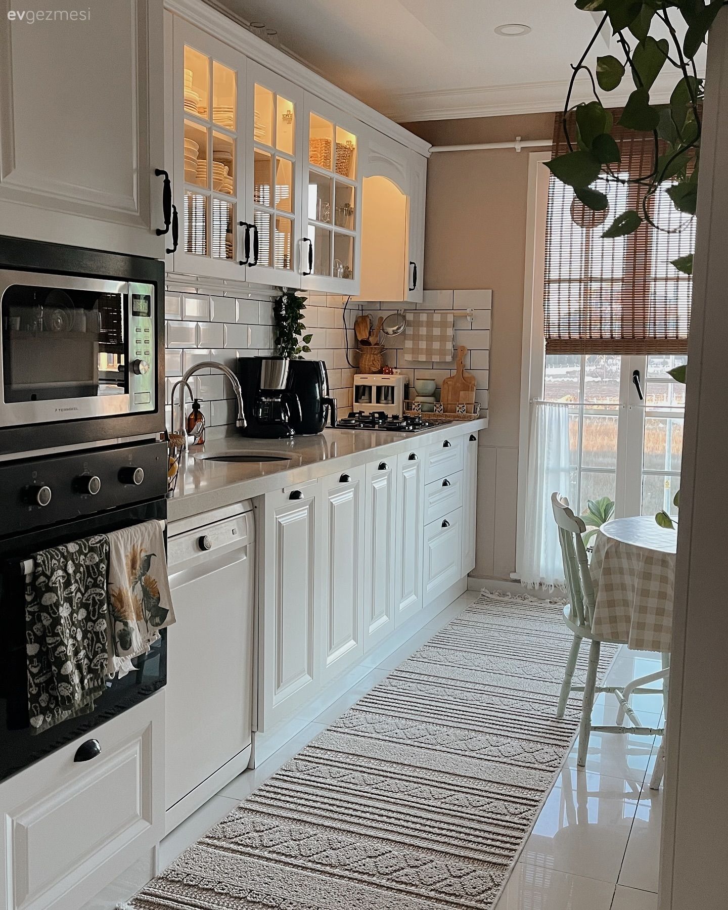 Bu Country Mutfakta Detaylar Samimi ve İlgi Çekici