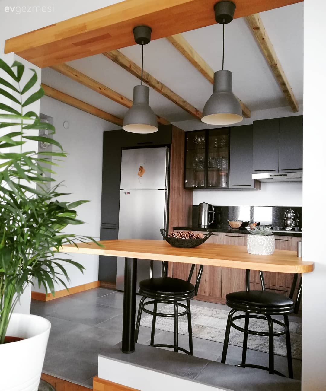 Amerikan Mutfak, Mutfak, Siyah, Beyaz, Kahverengi, Mutfak yarım adası, Mutfak tezgahı, Mutfak tezgah arası, Tabure, Tavan dekorasyon, Sarkıt, Aydınlatma, Mutfak Avize Modelleri, Mutfak zemin seramikleri