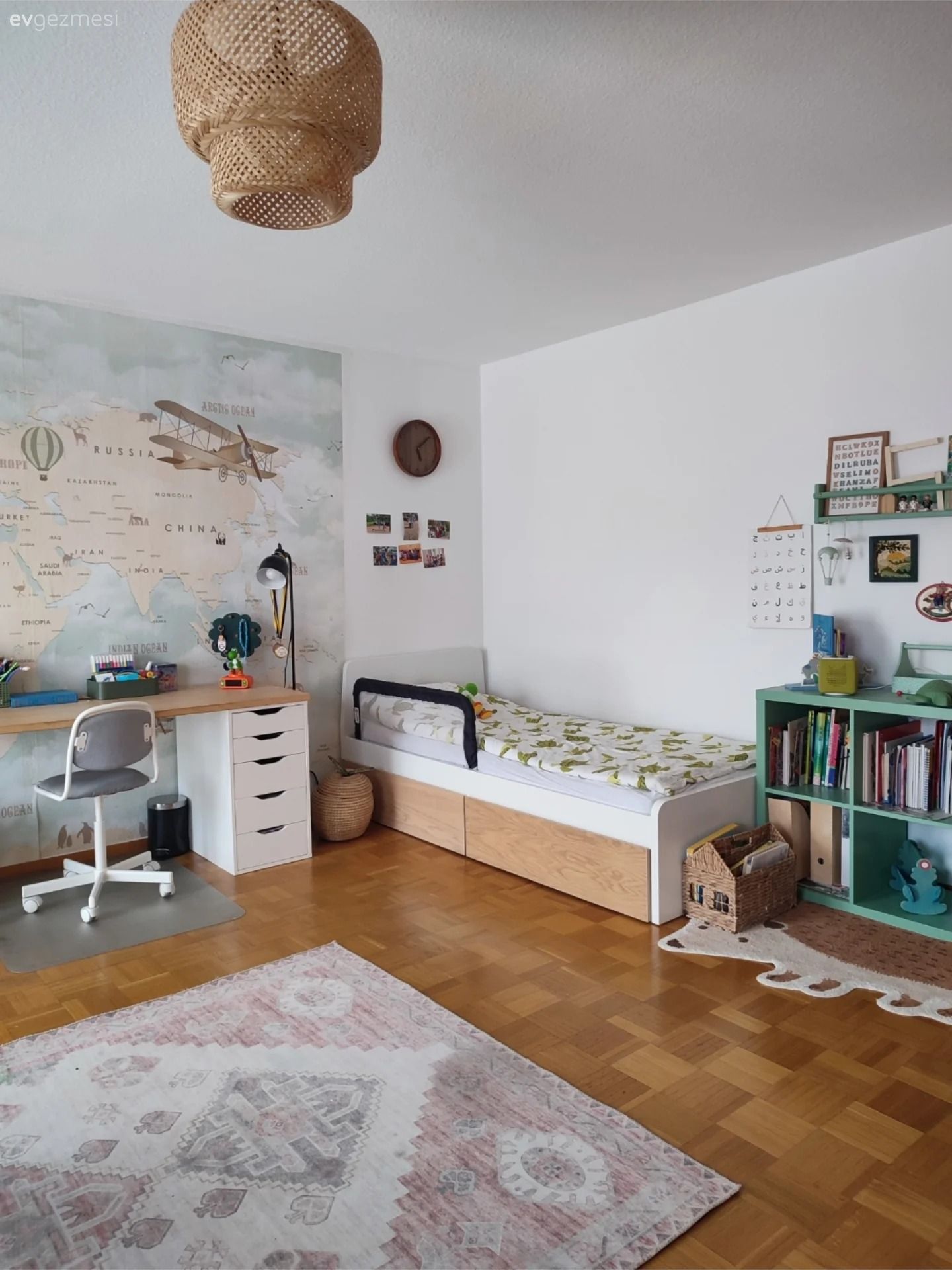 Çocuk Odası, Hasır avize, Halı, Çocuk odası halısı, Duvar dekorasyonu, Dekoratif Objeler, Parke, Çalışma masası