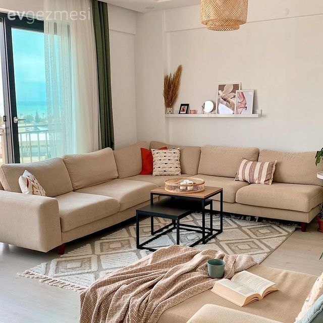 Salon, Bohem Dekorasyon, İskandinav, Krem, Bej, Vizon, Köşe koltuk, Koltuk takımı, Duvar rafı, Duvar dekorasyonu, Hasır avize, Beyaz, Turuncu, Ev bitkisi, Uzanma koltuklu köşe, Ahşap Mobilya, Sandalye, Çerçeve, Halı, Salon halısı