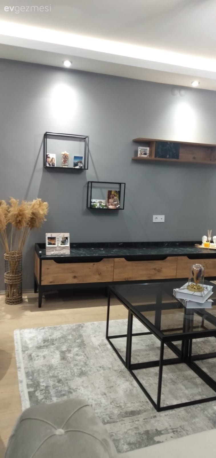 Modern, Tv ünitesi, Siyah, Kahverengi, Gri, Turuncu, Gri duvar, Lambader, Aydınlatma, Avize, Kırlent, Ev tekstili, Halı