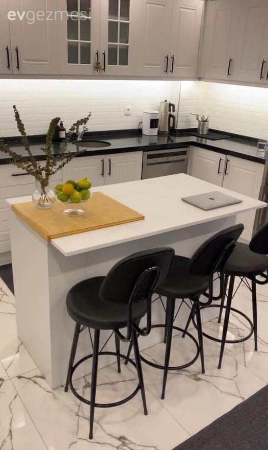 Mutfak, Beyaz, Siyah, Siyah tezgah, Mutfak tezgahı, Mutfak tezgah arası, Tezgah arası seramik, Mutfak halısı, Mutfak Avize Modelleri, Shaker kapaklı dolaplar, Sandalye, Ada mutfak