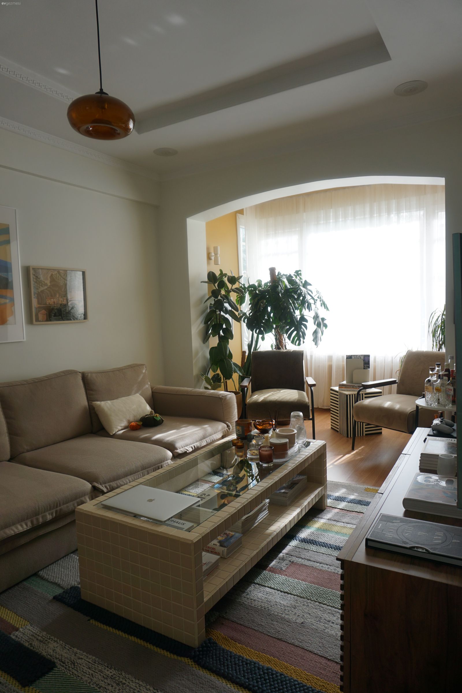 Salon, Bohem Dekorasyon, Krem, Kahverengi, Beyaz, Koltuk takımı, Berjer, Tv ünitesi, Tv ünitesi aksesuarları, Ev Aksesuar, Konsol, Ahşap Mobilya, Kilim, Halı, Orta sehpa, Sehpa, Tablo, Duvar dekorasyonu, Çerçeve, Sarkıt, Aydınlatma, Ev bitkisi, Sarı