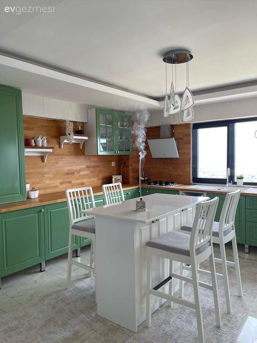 Mutfak, Beyaz, Yeşil, Ahşap mutfak tezgahı, Mutfak tezgahı, Mutfak tezgah arası, Ada mutfak, Sandalye, Mutfak aksesuarları