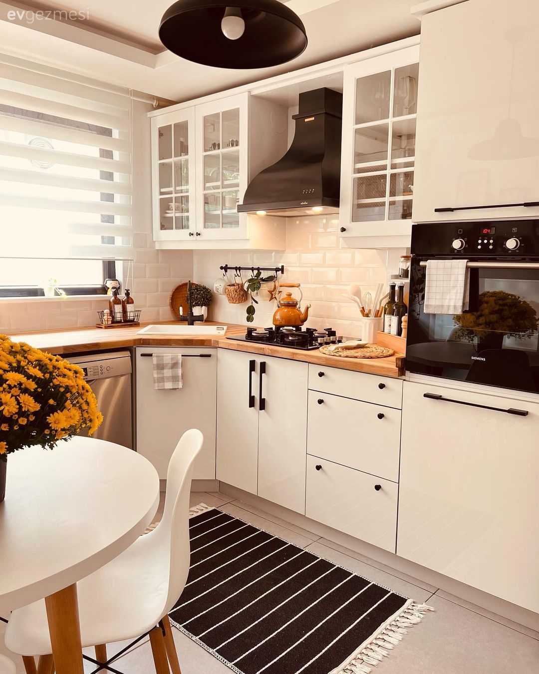 Mutfak, Beyaz, Beyaz ve ahşap mutfak, Ahşap mutfak tezgahı, Mutfak tezgahı, Davlumbaz, Ankastre, Mutfak halısı, Mutfak aksesuarları, Metro seramik, Seramik, Sandalye, Mutfak masası, Mutfak perdesi