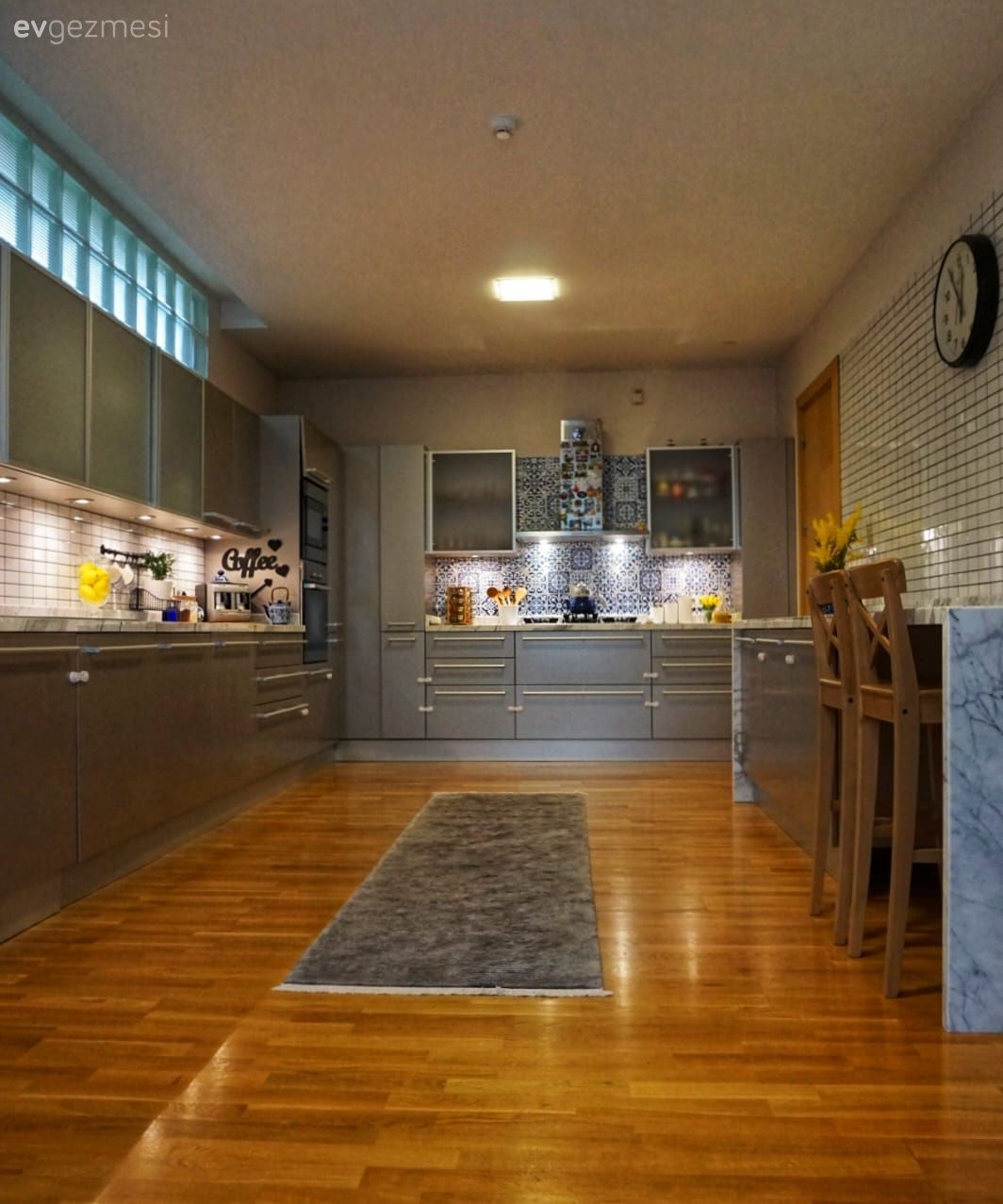 Mutfak, Gri, Beyaz, Mavi, U-tipi mutfak, Mutfak tezgahı, Mutfak tezgah arası, Parke, Tezgah arası seramik, Mermer, Mutfak masası, Sandalye, Büyük mutfak, Mutfak halısı, Mutfak aksesuarları