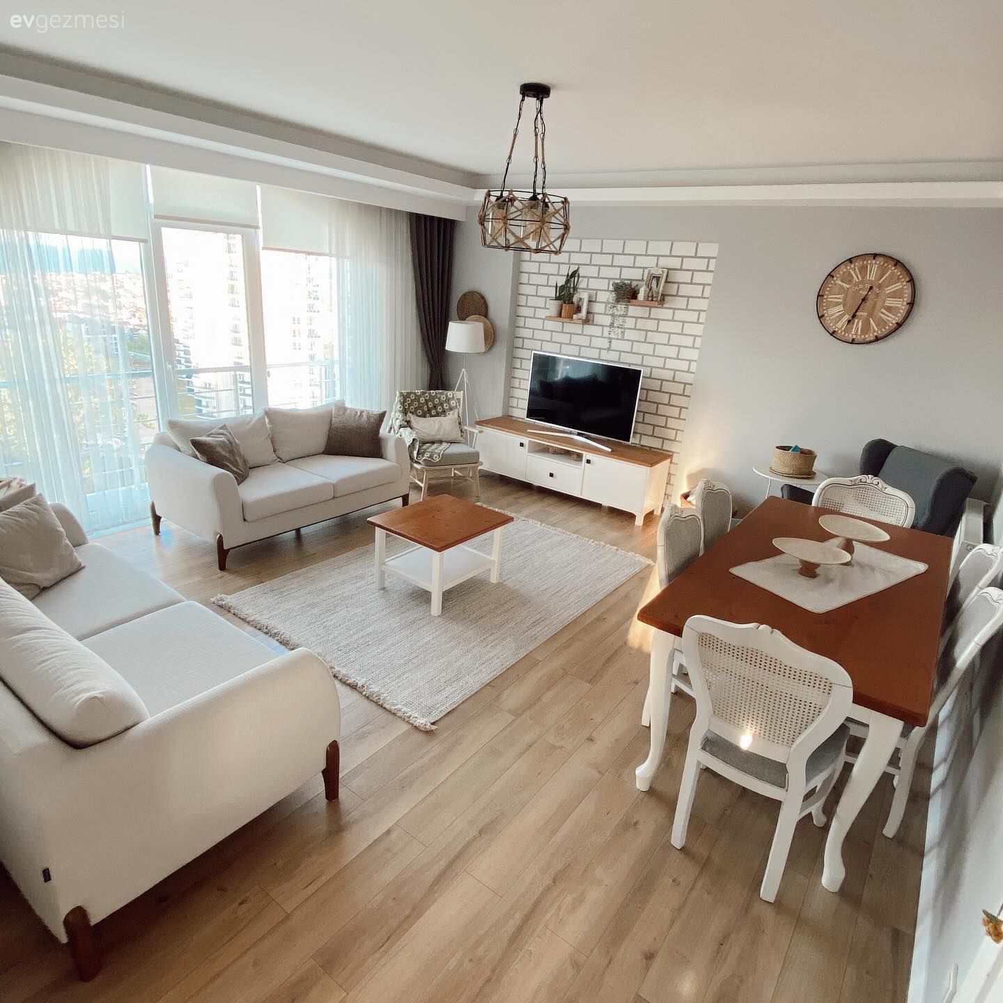 Salon, Country, Beyaz, Ahşap Mobilya, Koltuk takımı, Krem, Bej, Tv ünitesi, Tv ünitesi aksesuarları, Ev Aksesuar, Halı, Salon halısı, Tül perde, Perde, Beyaz halı, Orta sehpa, Sehpa, Sandalye, Yemek masası, Duvar dekorasyonu, Stor perde, Kırlent, Ev tekstili, Duvar saati, Avize, Aydınlatma, Salon avizesi, Duvar rafı, Parke, Lambader