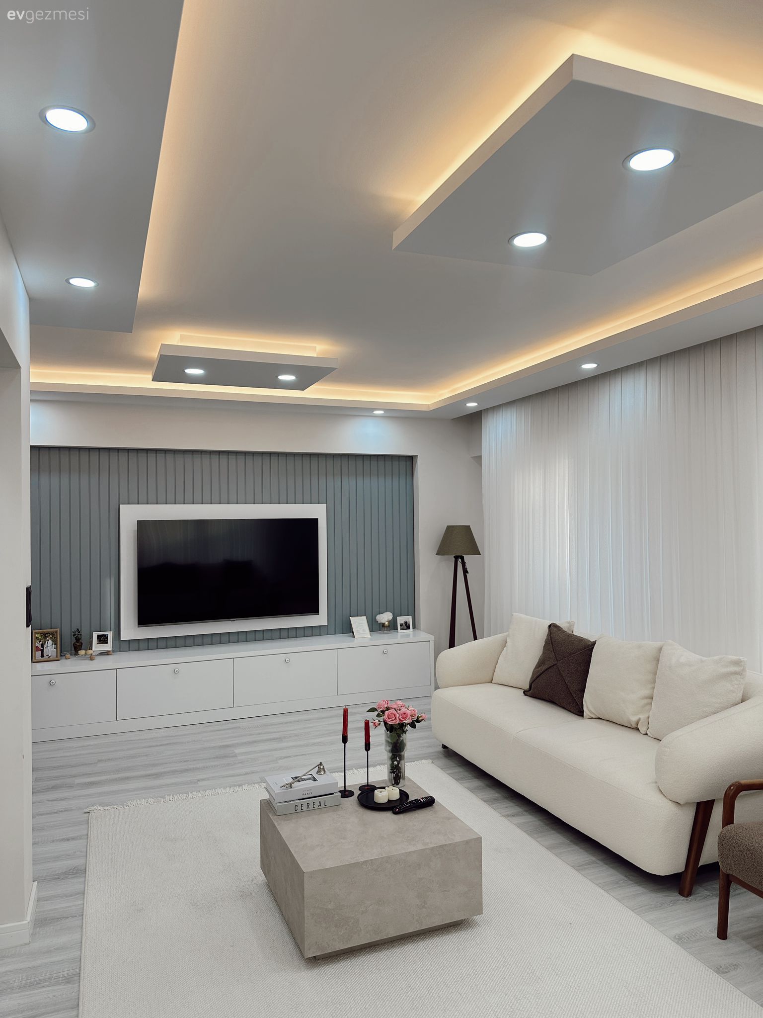 Gri duvar, Beyaz, Vizon, Tül perde, Perde, Duvar çıtalama, Koltuk takımı, Orta sehpa, Sehpa, Halı, Salon halısı, Kırlent, Ev tekstili, Beyaz halı, Led aydınlatma, Aydınlatma, Spot aydınlatma, Beyaz koltuk, Tv ünitesi, Tv ünitesi aksesuarları, Ev Aksesuar