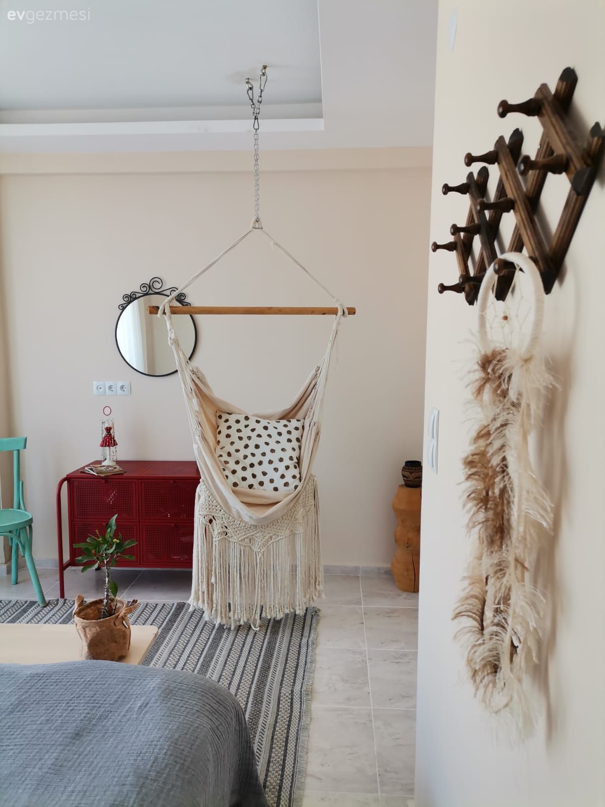 Yatak Odası, Beyaz, Krem, Bej, Mavi, Kırmızı, Halı, Yatak odası halısı, Şifonyer, Salıncak, Tavana monte salıncak