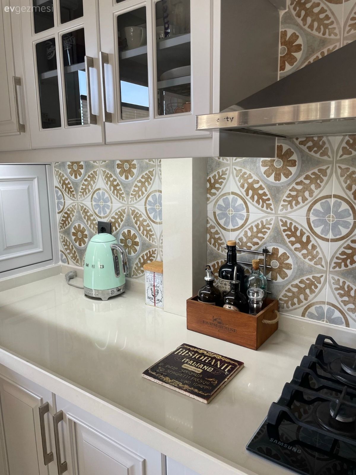 Mutfak, Country, Beyaz, Gri, Mutfak tezgahı, Mutfak tezgah arası, Tezgah arası seramik, Davlumbaz, Mutfak aksesuarları