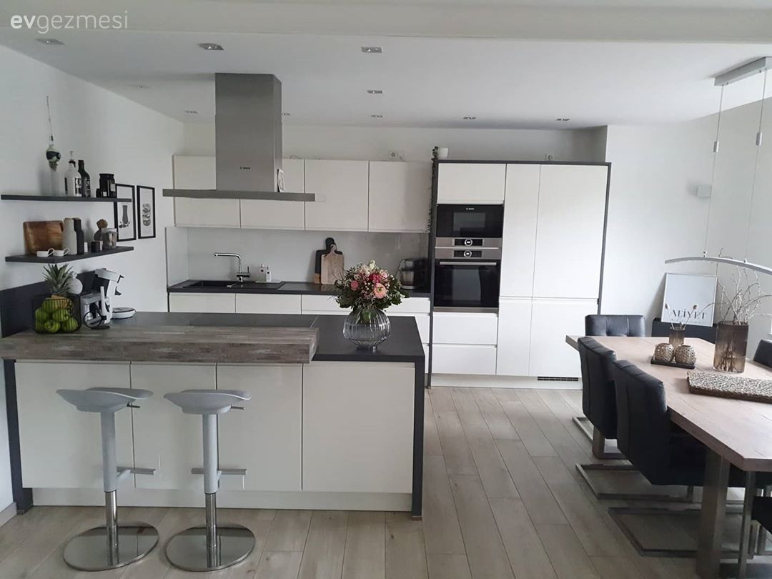 Açık konsept yaşam alanı, Beyaz, Siyah, Mutfak, Siyah tezgah, Mutfak tezgahı, Mutfak tezgah arası, Ankastre, Duvar rafı, Duvar dekorasyonu, Mutfak masası, Sandalye, Davlumbaz, Amerikan Mutfak