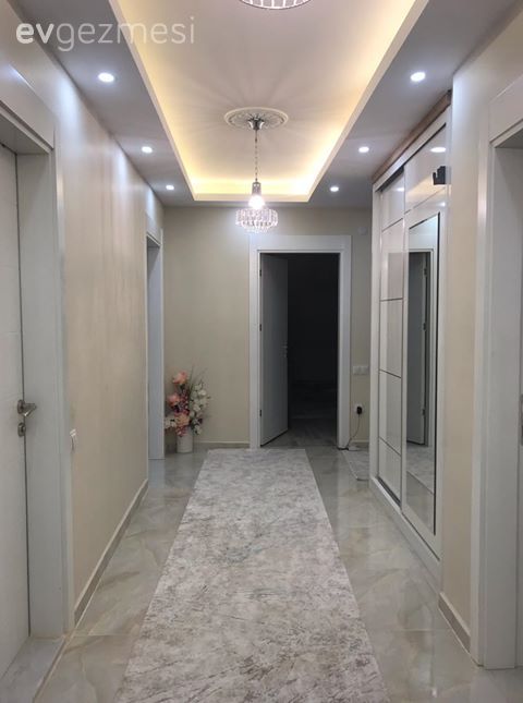 Bir Yanına Ferahlığı Diğer Yanına Da Işıltıyı Alan Şık Bir Dekor!