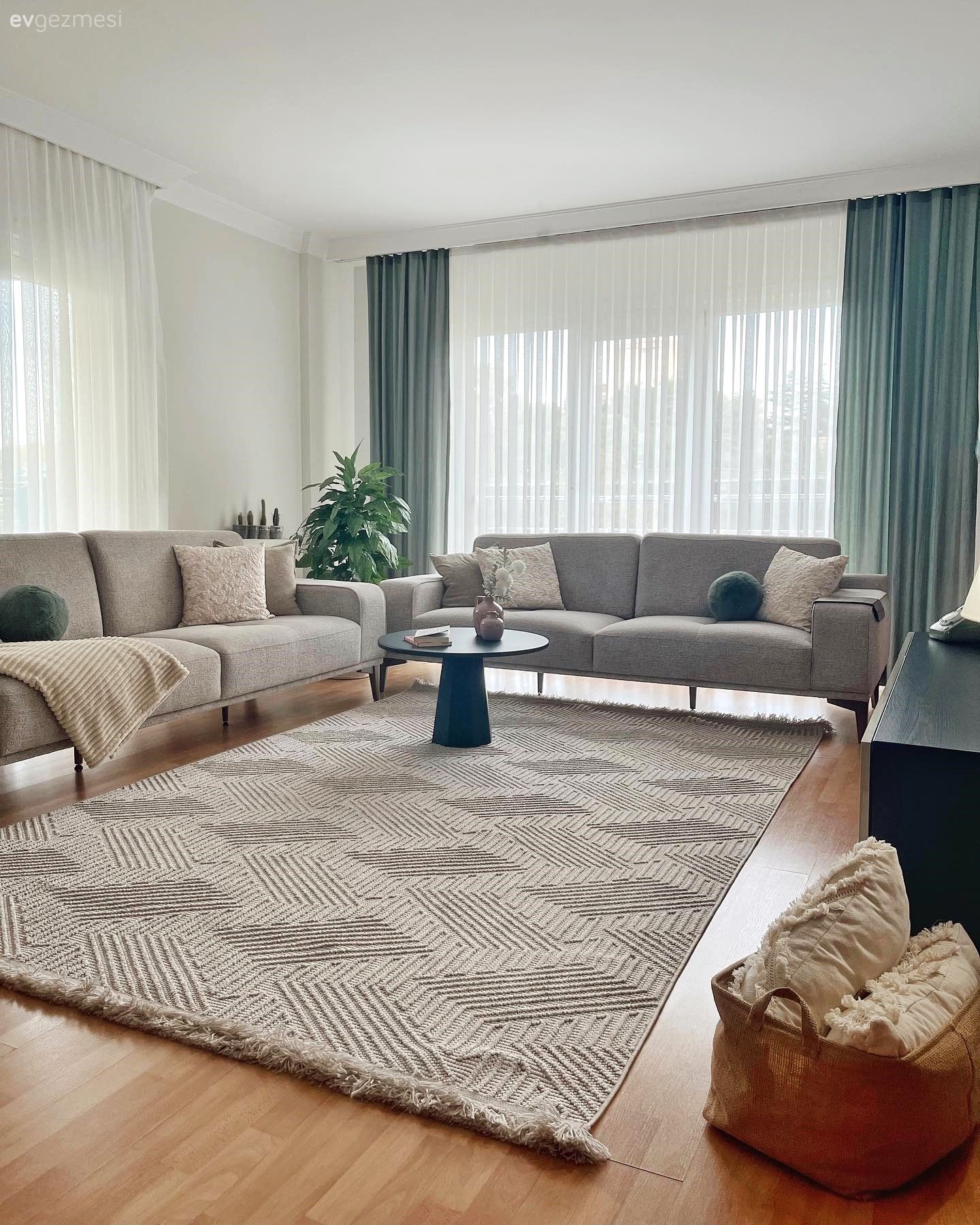 Bu Modern Dekorda Cazibe Noktası Televizyon Arkasındaki Duvar!