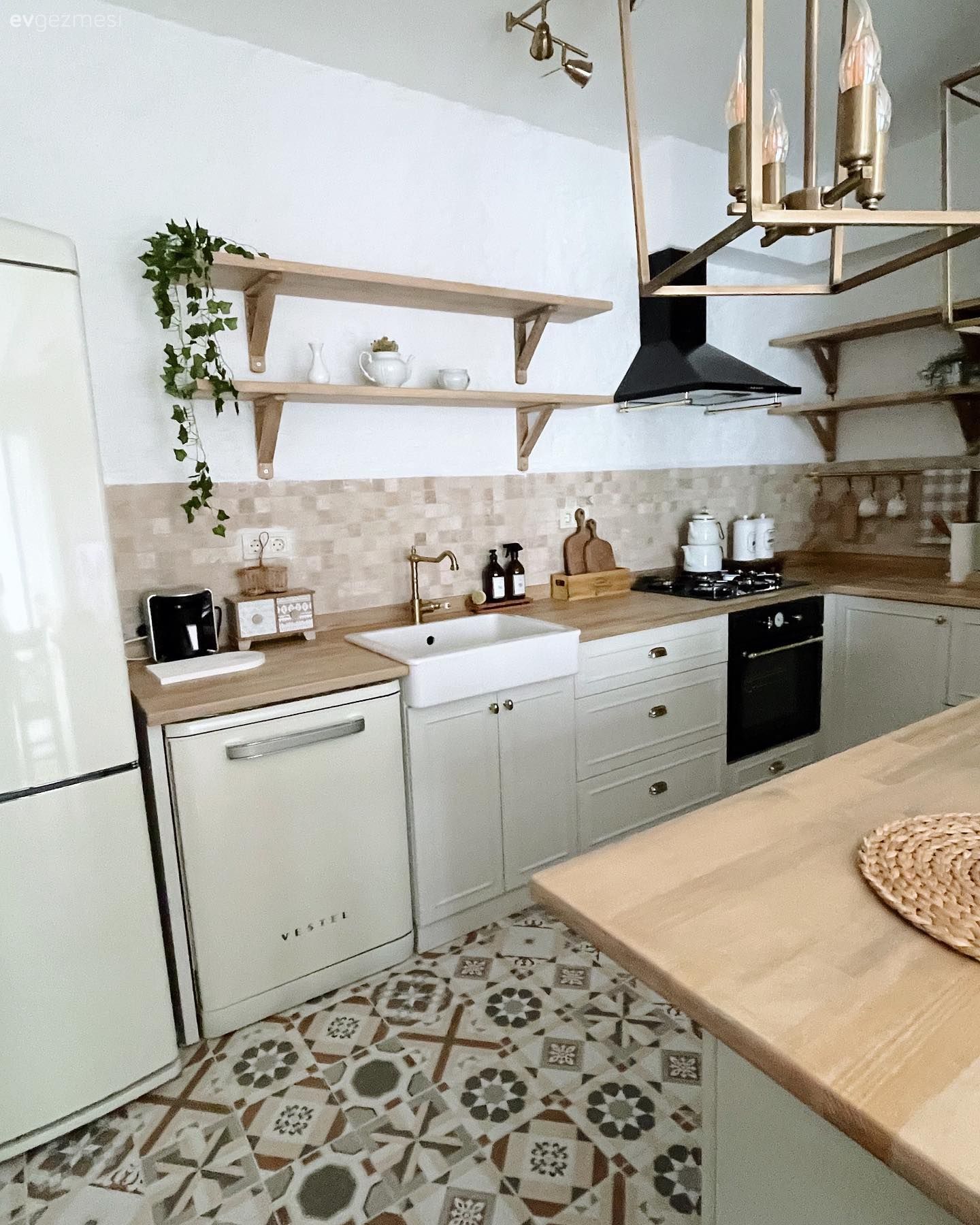 Mutfak, Beyaz, Krem, Bej, Mutfak rafı, Mutfak tezgahı, Mutfak tezgah arası, Tezgah arası seramik, Mutfak zemin seramikleri, Mutfak Avize Modelleri, Davlumbaz, Mutfak aksesuarları, Spot aydınlatma, Aydınlatma, Siyah, Rustik, Country, Vizon