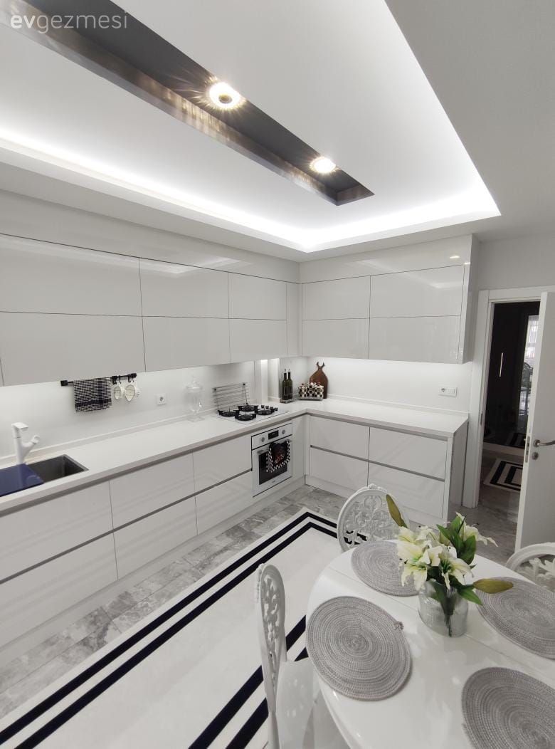 Bu Beyaz Mutfakta Dolaplar Modern Detaylar Country!