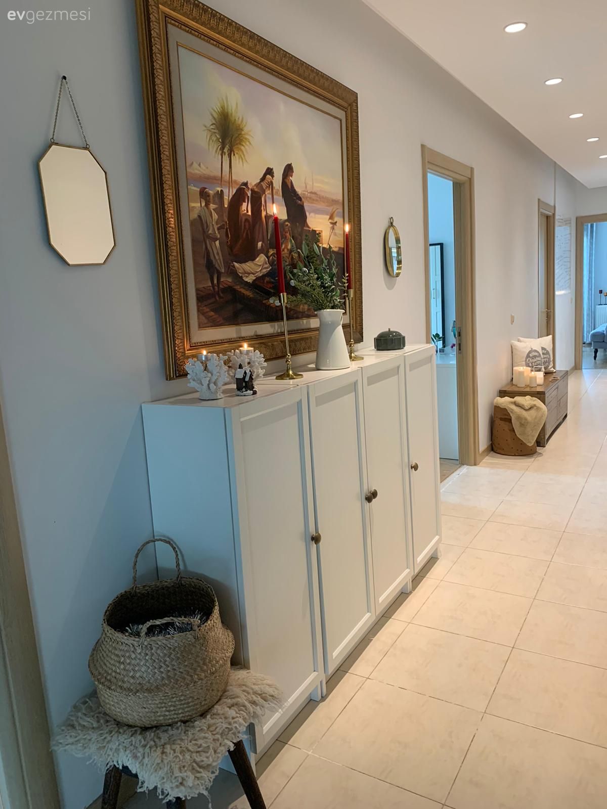 Antre, Beyaz, Hol, Tablo, Duvar dekorasyonu, Dresuar, Hasır sepet, Hasır, Kahverengi, Ayna, Spot aydınlatma, Aydınlatma