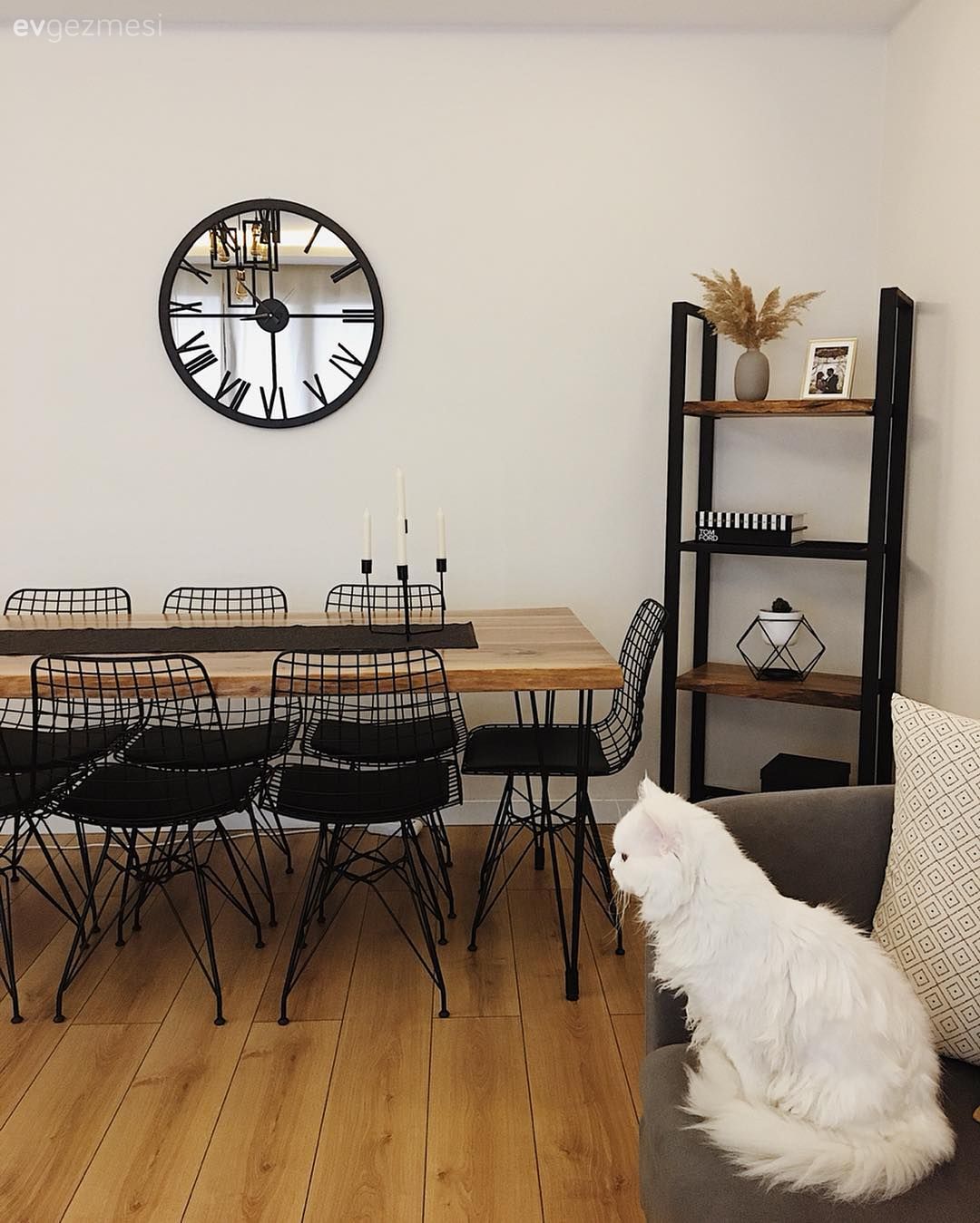 Yemek Odası, Yemek masası, Metal sandalye, Sandalye, Ahşap Mobilya, Ahşap masa, Kitaplık, Dekoratif Objeler, Metal duvar saati, Siyah