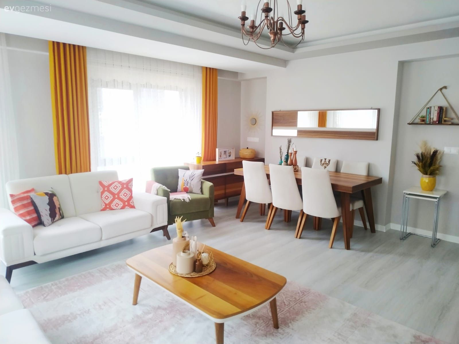 Salon, Eklektik, Beyaz koltuk, Beyaz, Turuncu, Koltuk takımı, Halı, Ahşap Mobilya, Fon perde, Perde, Tül perde, Orta sehpa, Sehpa, Avize, Aydınlatma, Salon avizesi, Lambader, Kırlent, Ev tekstili, Sandalye, Yemek masası, Ev bitkisi