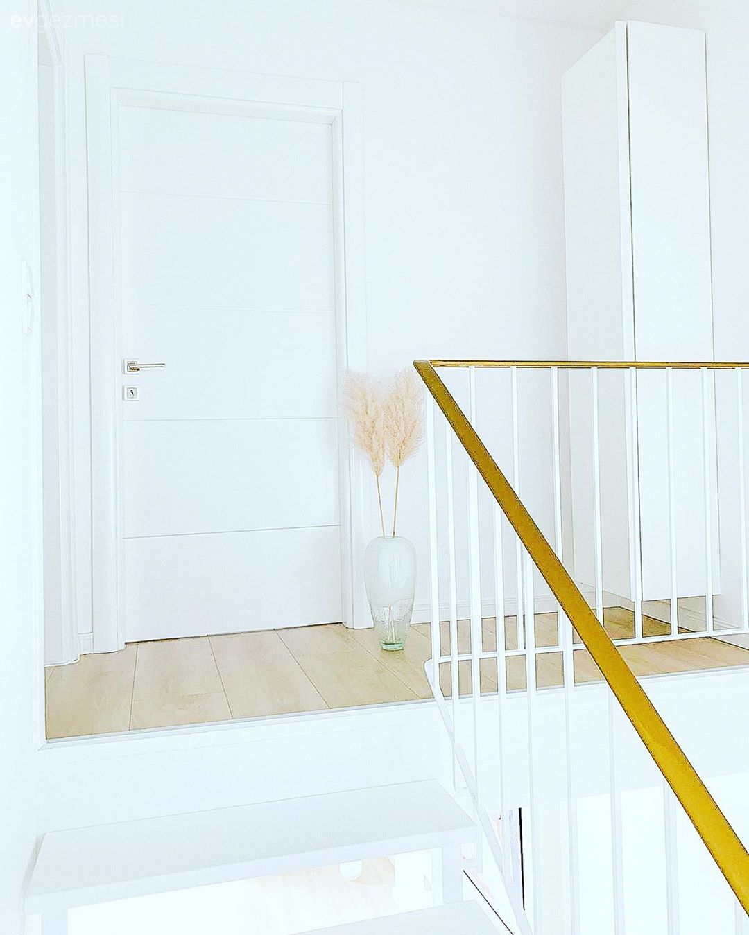 Dubleks evler, Beyaz, Altın, Merdiven, Vazo, Ev Aksesuar, Pampas otu