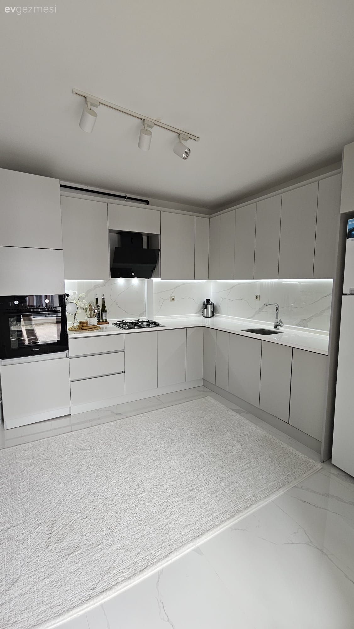 Mutfak, Modern, Modern mutfak, Siyah, Bej, Beyaz, Kulpsuz mutfak dolabı, Mutfak tezgah arası, Mutfak tezgahı, Ankastre, Mutfak aksesuarları, Mutfak zemin seramikleri, Halı, Salon halısı, Spot aydınlatma, Aydınlatma