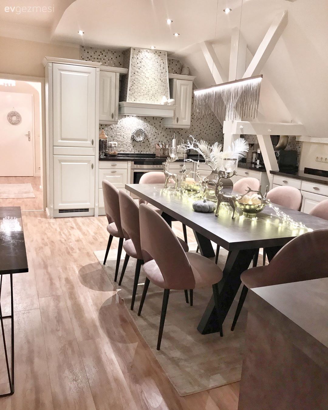 Amerikan Mutfak, Mutfak, Mutfak masası, Sandalye, Beyaz, Siyah, Pudra pembe, Yemek masası, Halı, Davlumbaz, Mutfak tezgah arası, Tezgah arası seramik