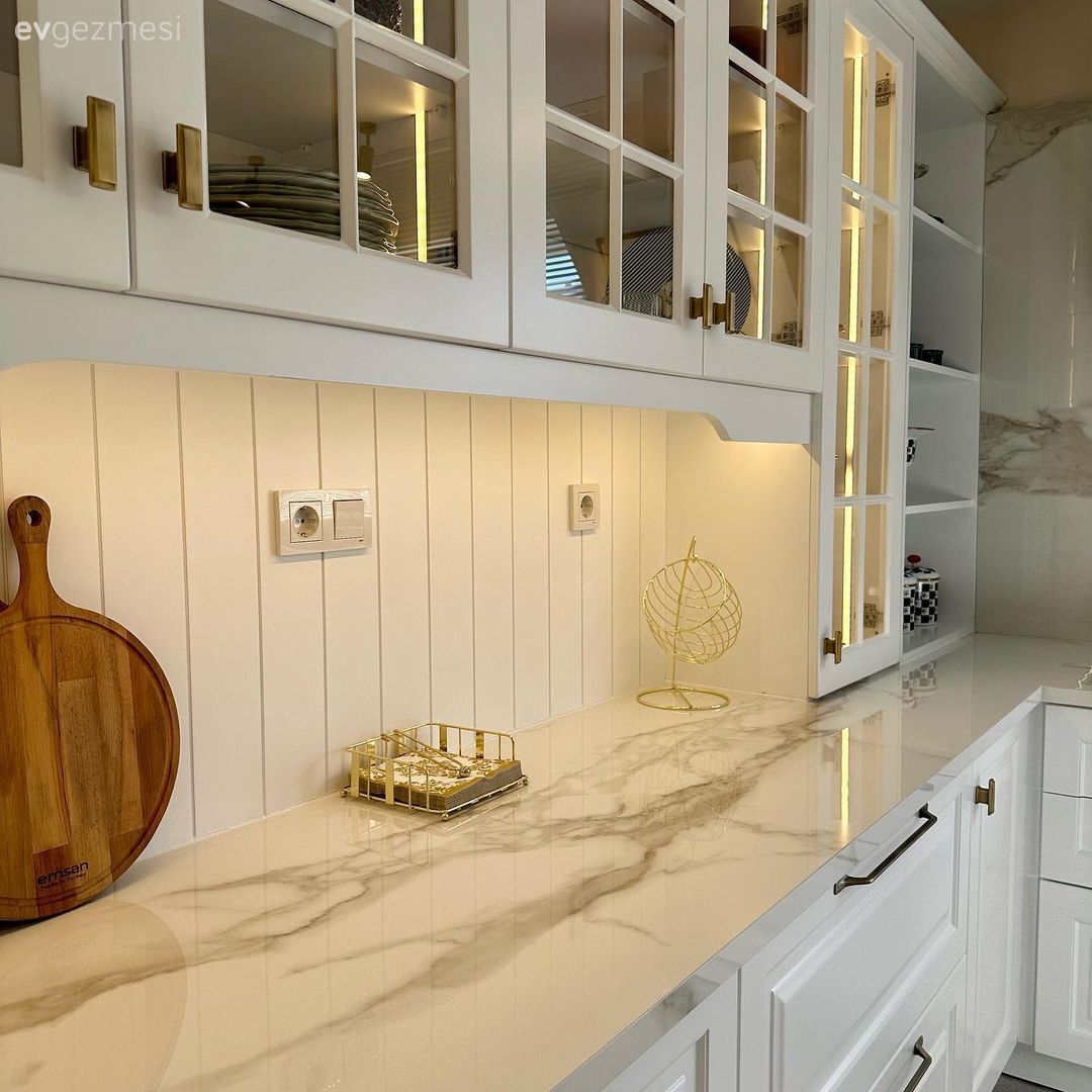 Ev Gezmesi: Bir Tutam Lambri Samimiyeti Alabildiğine Beyaz ve Ahşap!