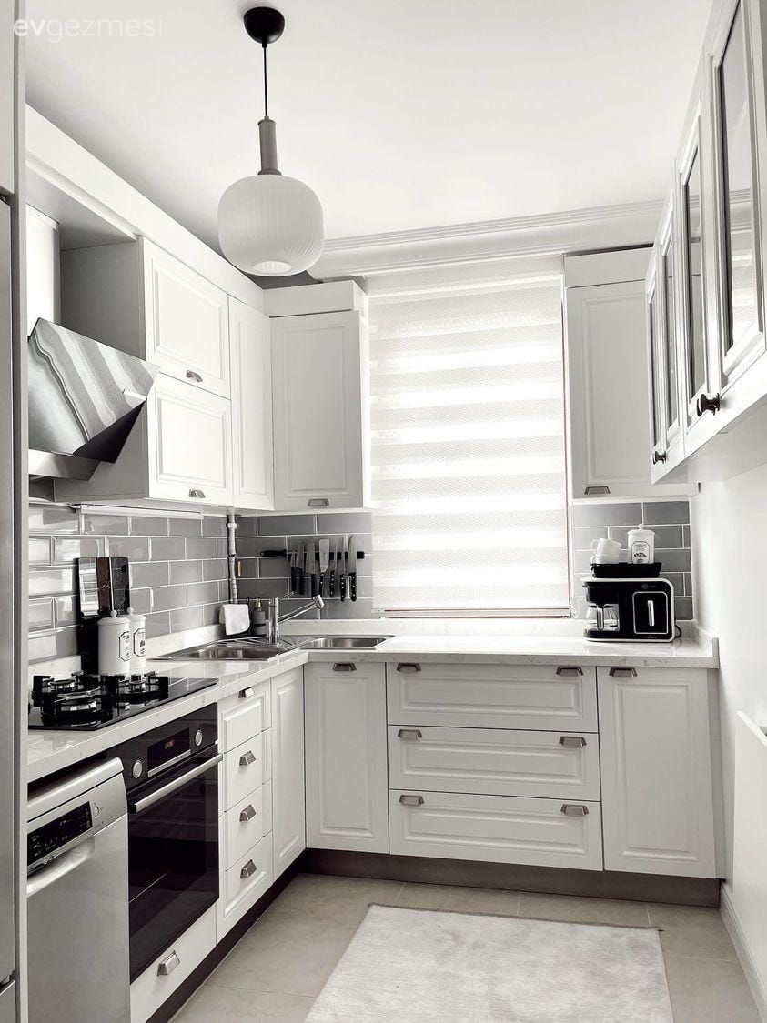 Mutfak, Beyaz, Beyaz mutfak, Siyah, Mutfak tezgahı, Mutfak tezgah arası, Tezgah arası seramik, Gri, Metro seramik, Seramik, Mutfak perdesi, Ankastre, Davlumbaz, Avize, Aydınlatma, Mutfak Avize Modelleri