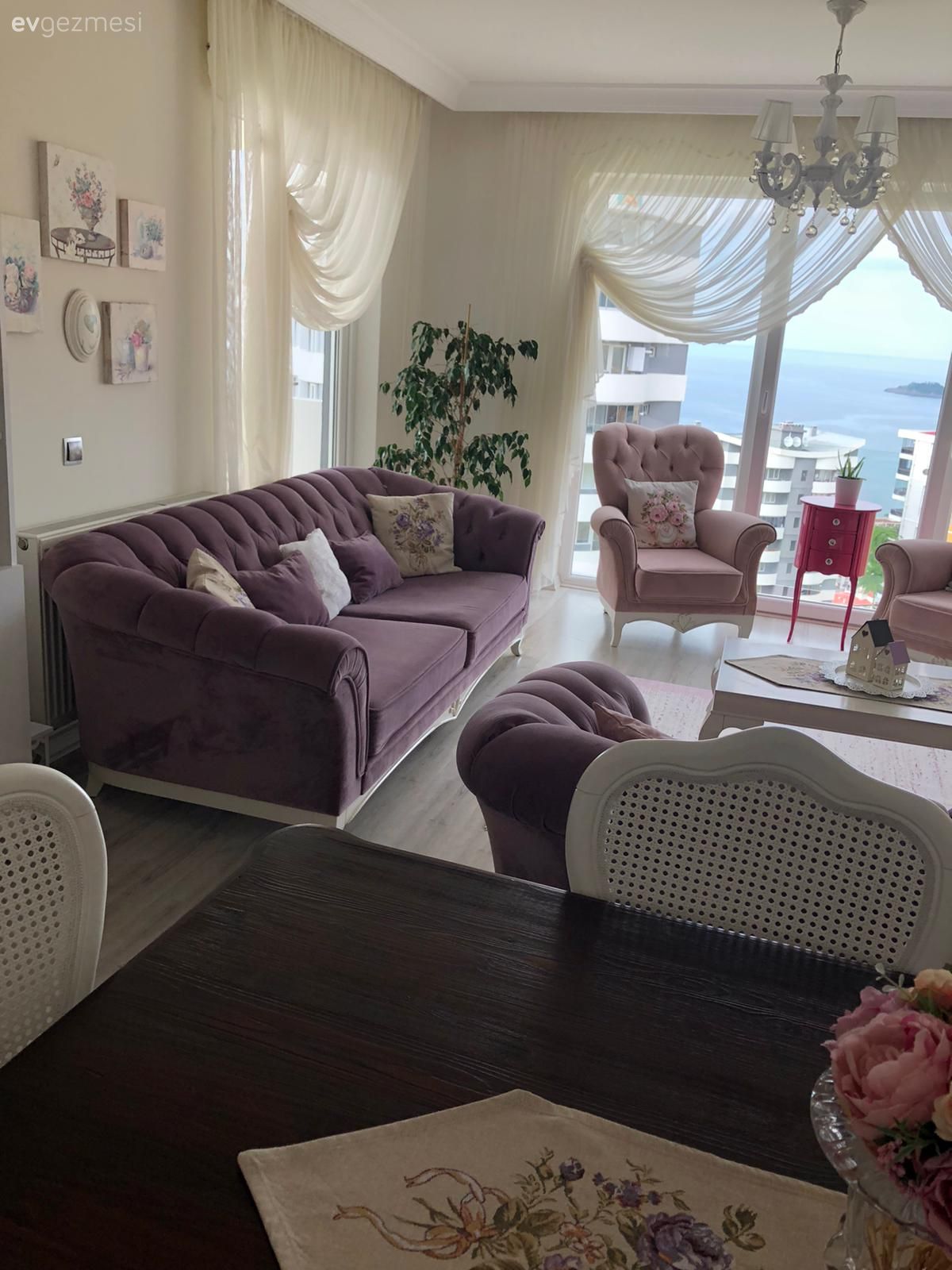 Salon, Country, Pembe, Mor, Beyaz, Koltuk takımı, Berjer, Orta sehpa, Sehpa, Avize, Aydınlatma, Salon avizesi, Ev bitkisi, Kitaplık, Halı, Salon halısı