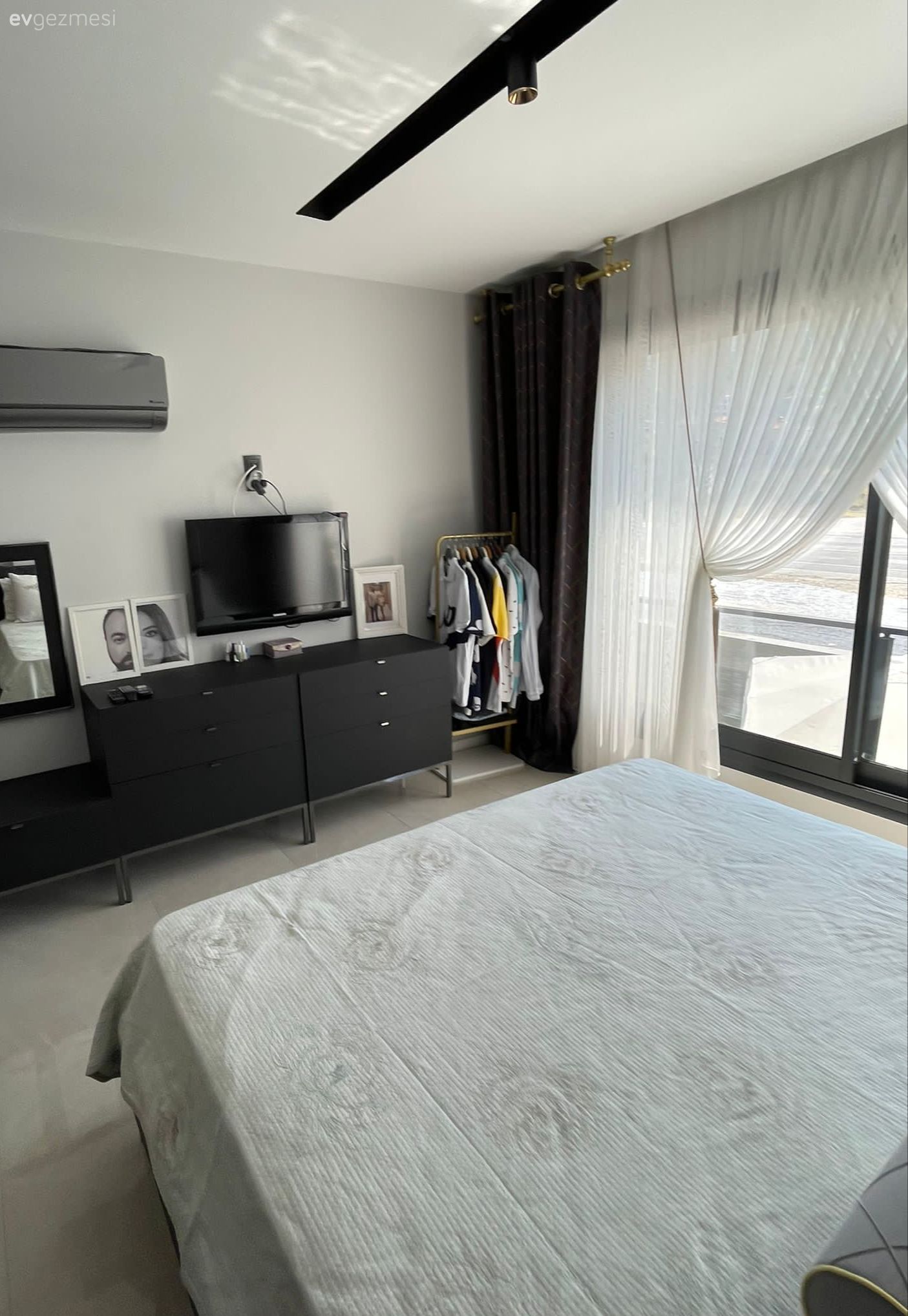 Kuşadası'ndaki Bu Evde Doğal Materyaller Koyu Pigmentlerle Buluşmuş!