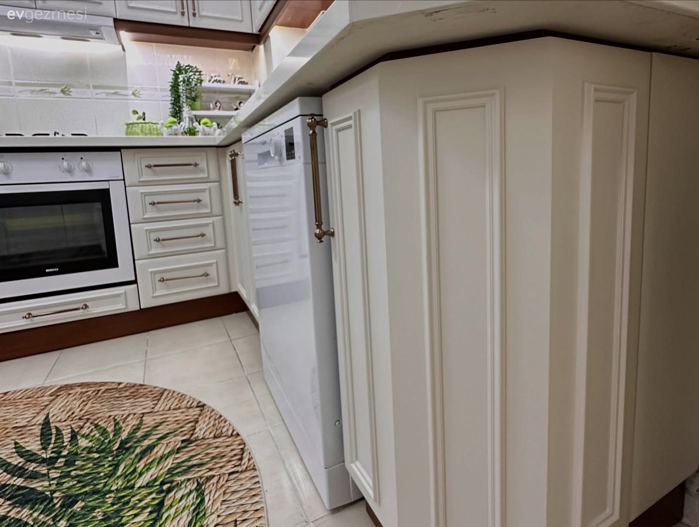 Bu Mutfaktaki Sararmış Dolaplar Uygun Maliyetle Yenilenmiş