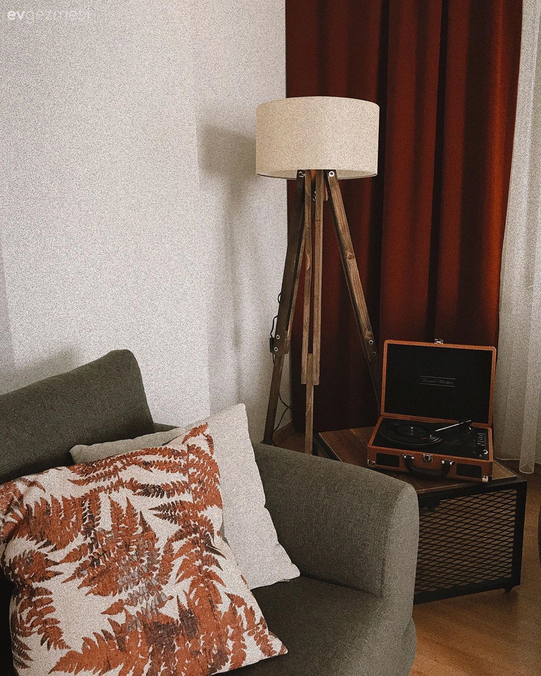 Salon, Modern, Gri, Beyaz, Bordo, Kırlent, Ev tekstili, Lambader, Aydınlatma, Koltuk takımı