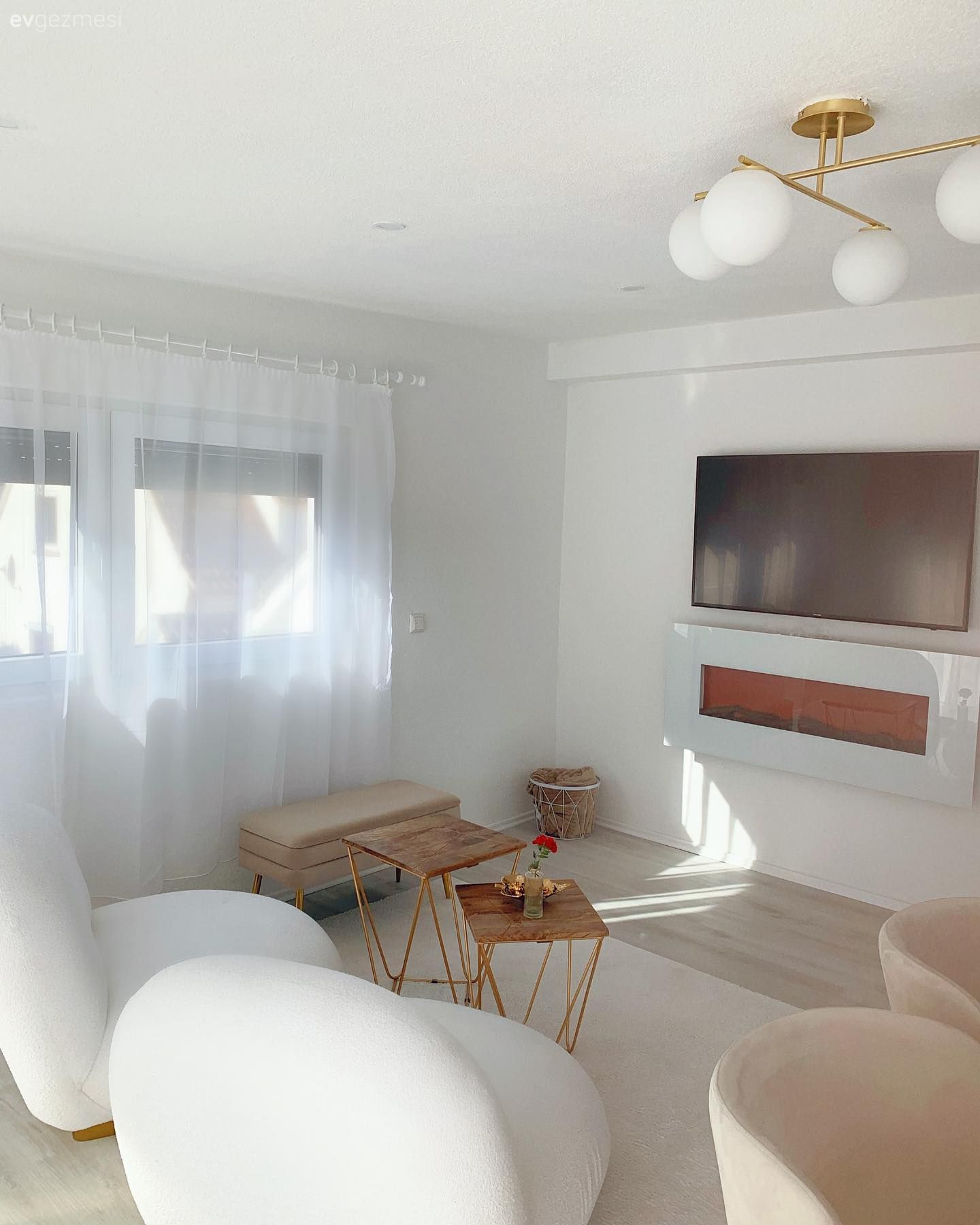 Salon, Teddy koltuk, Beyaz, Altın, Tül perde, Perde, Elektrikli Şömine, Halı, Yan sehpa, Sehpa