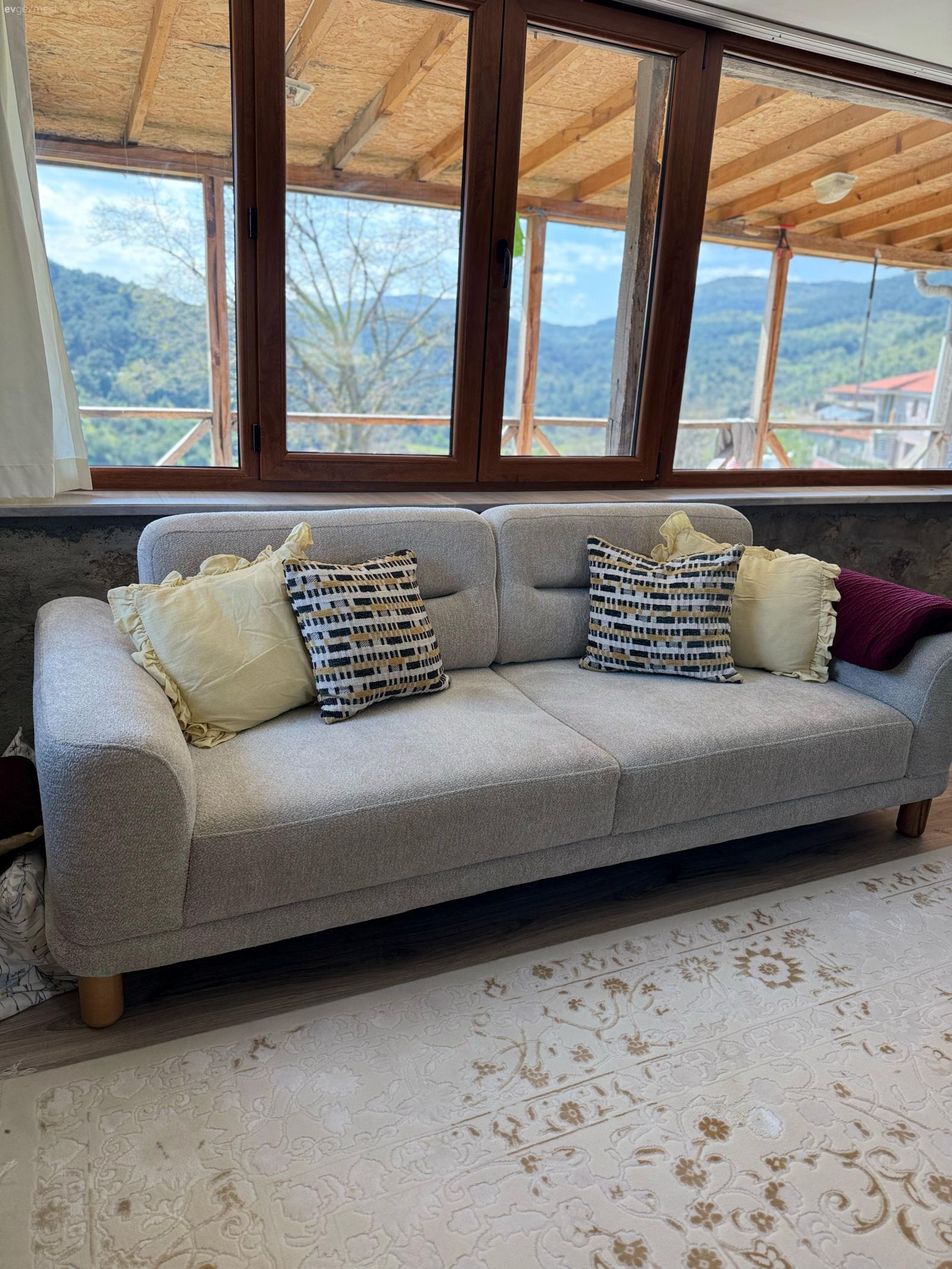 Çanakkale'deki Bu Köy Evi 1+1 Ama Her Alanı Oldukça Geniş