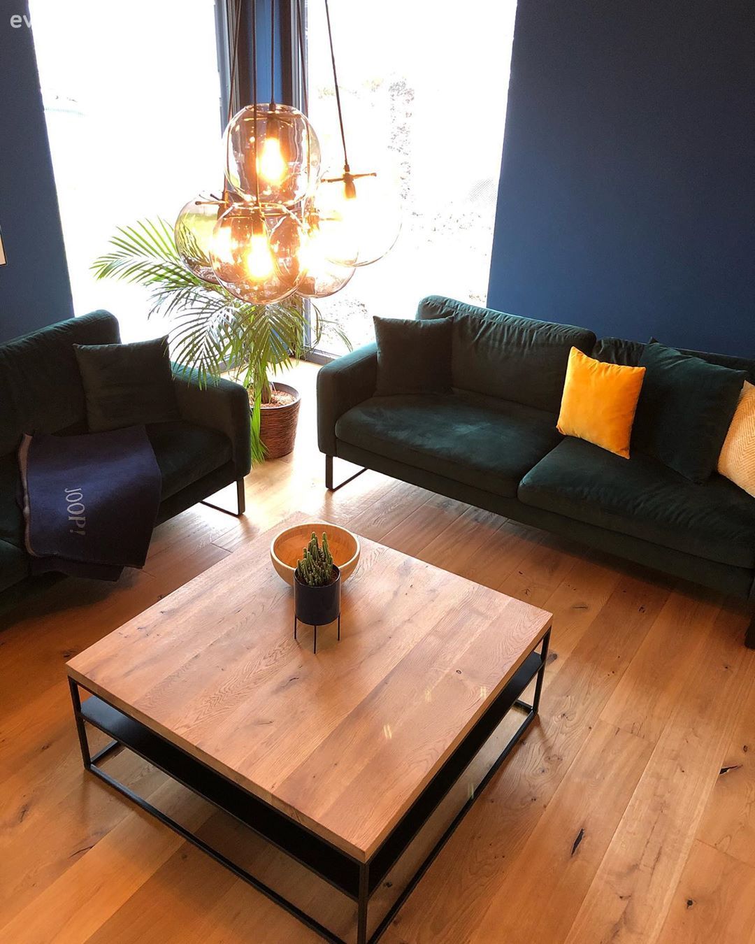 Salon, Modern rustik, Siyah, İndigo Mavisi, Sarı, Ahşap Mobilya, Mavi duvar, Koltuk takımı, Orta sehpa, Sehpa, Çiçekler, Avize, Salon avizesi, Kırlent, Ev tekstili, Parke