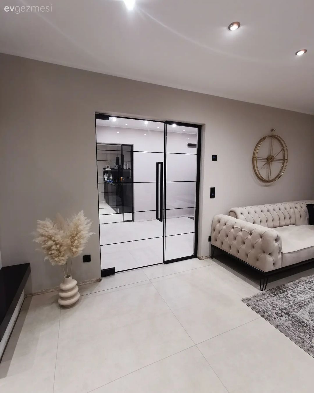Salon, Beyaz, Siyah, Koltuk takımı, Metal duvar saati, Kapı , Vazo, Ev Aksesuar, Pampas otu, Halı, Bej, Krem, Altın