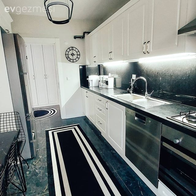 Mutfak, Beyaz, Siyah, Siyah tezgah, Mutfak tezgahı, Mutfak tezgah arası, Mutfak halısı, Mutfak zemin seramikleri, Sandalye, Mutfak masası, Mutfak Avize Modelleri