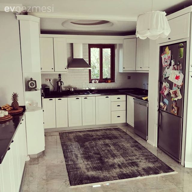 Mutfak, Amerikan Mutfak, Mutfak yarım adası, Tül perde, Perde, Siyah tezgah, Mutfak tezgahı, Mutfak tezgah arası, U-tipi mutfak, Davlumbaz, Mutfak Avize Modelleri, Mutfak perdesi